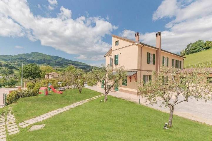 Ferienwohnung für 9 Personen, mit Balkon und Pool sowie Garten