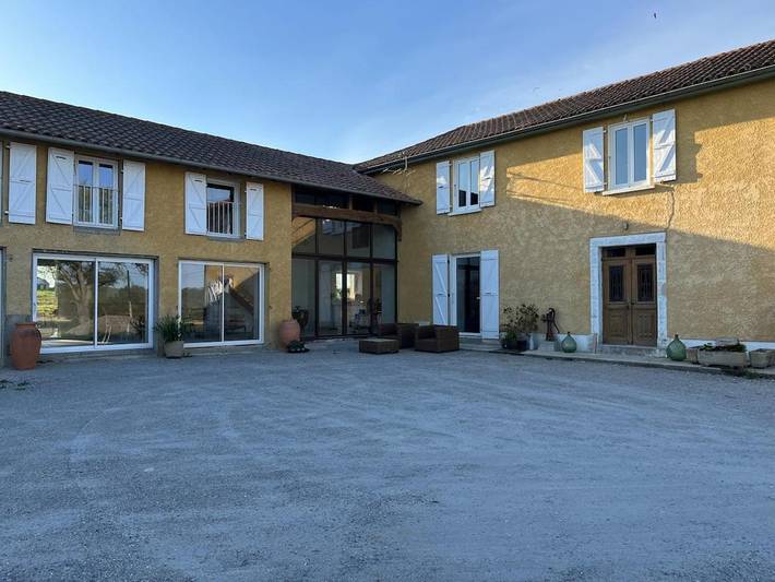 Location de vacances pour 10 personnes, avec Terrasse et Jardin ainsi que Piscine et Vue dans Barcugnan