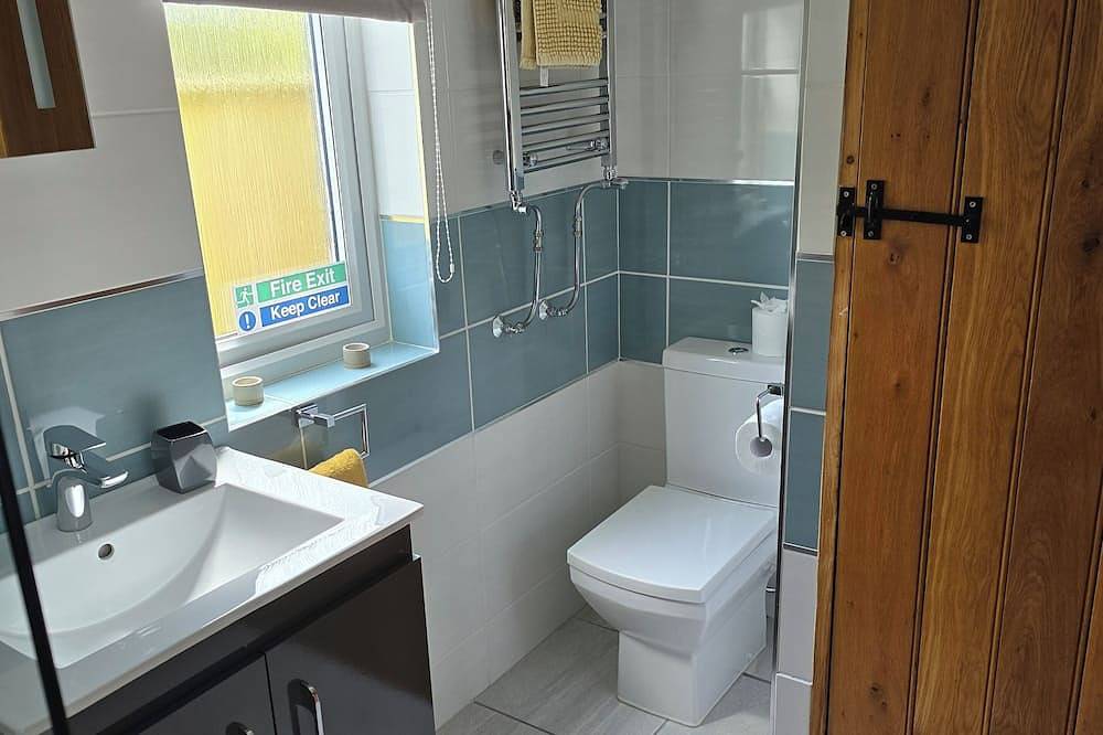 Coppice, Entire 1 bedroom annex, pet friendly. Ev Charger. in Barton on Sea, Hampshire