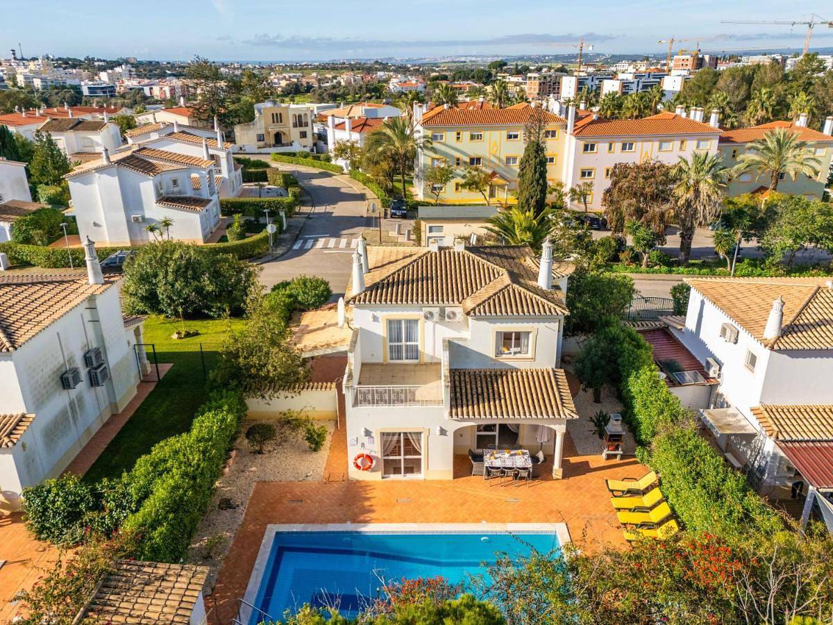 Villa Oasis, Piscina, Jacuzzi, Ténis e Praias! in Portimão, Distrito de Faro