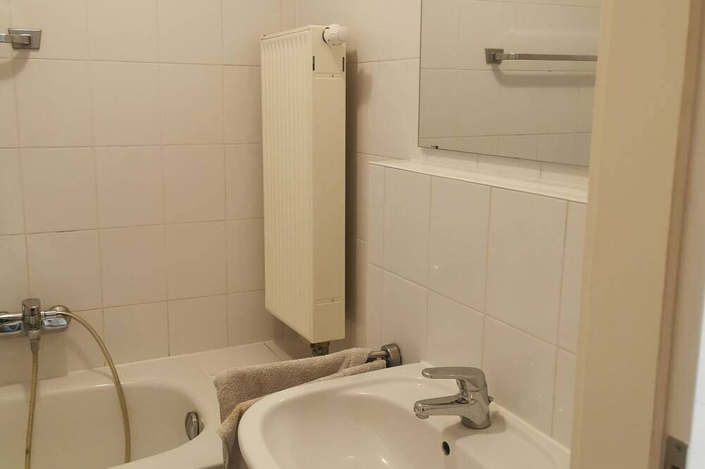 Ganze Wohnung, Fewo mit Balkon, nur 200 Meter vom Dorfplatz Altkötzschenbroda am Elberadweg. in Radebeul, Meißen Region