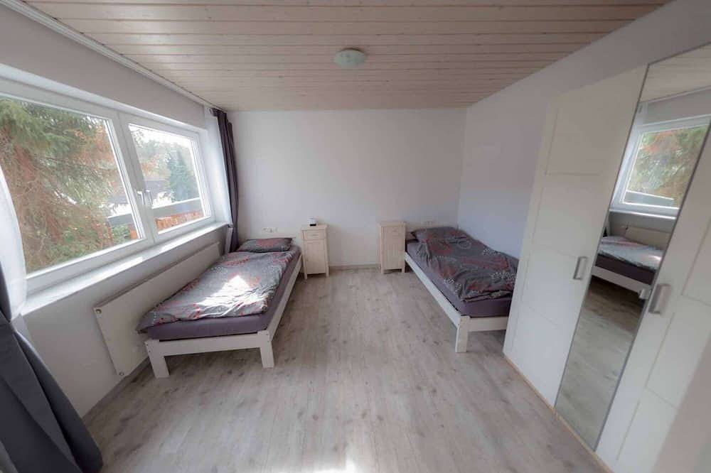 Ganze Wohnung, 2-Zkb 65\" smart Sat-Tv Prime Küche Waschtrockner Balkon Stellplatz für 4+2 Gäste in Waldbronn, Nordschwarzwald