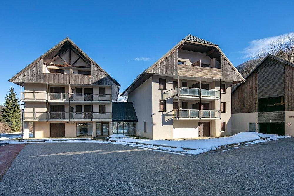 Entire apartment, Mountain Lodging with Private Balcony in Saint-Colomban-des-Villards, Saint-Jean-de-Maurienne region