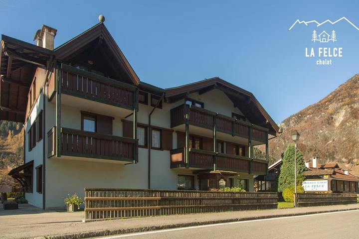 Chalet per 2 persone, con panorama e giardino nonché sauna, con animali domestici in Alpi dell'Adamello e della Presanella
