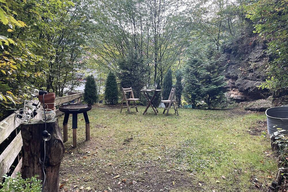 Gemütliche Waldhütte am Bergbach im Sächsischen Schweiz mit großem Garten in Hohnstein, Elbsandsteingebirge
