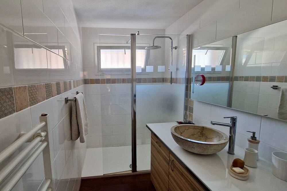 Entire apartment, 80 m2 garden apartment in quiet residence close to the coast. in La Valette-du-Var, Toulon region