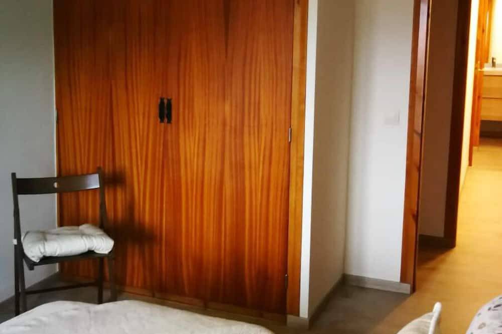 Entire apartment, Bellver V - Three Bedroom Apartment, Sleeps 5 in Bellver de Cerdanya, Catalan Pyrenees