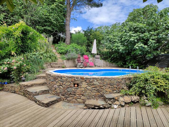 Location de vacances pour 2 personnes, avec Terrasse ainsi que Jardin et Piscine en Corrèze