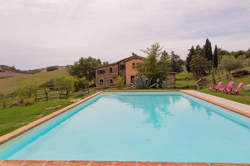Splendid farmhouse in Val d'Orcia with private swimming pool and sauna in Radicofani, Val d'Orcia