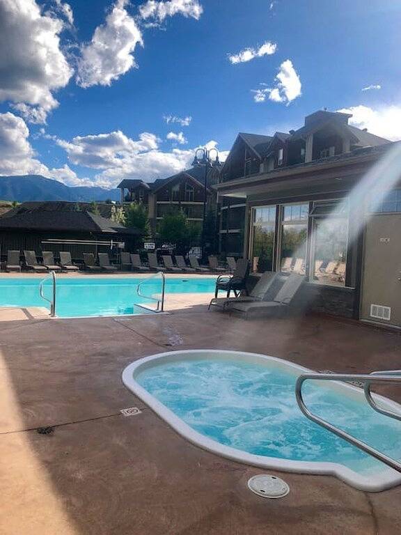 Ganze Wohnung, Chic Retreat | Modern | Pool | Hot Tub | Gym in Kootenay-Nationalpark