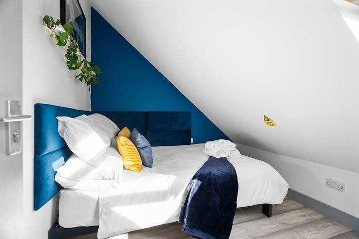 Entire apartment, Cozy 2-Bed Attic | 5 Mins to Bhx Airport & Nec in Solihull, Birmingham Area