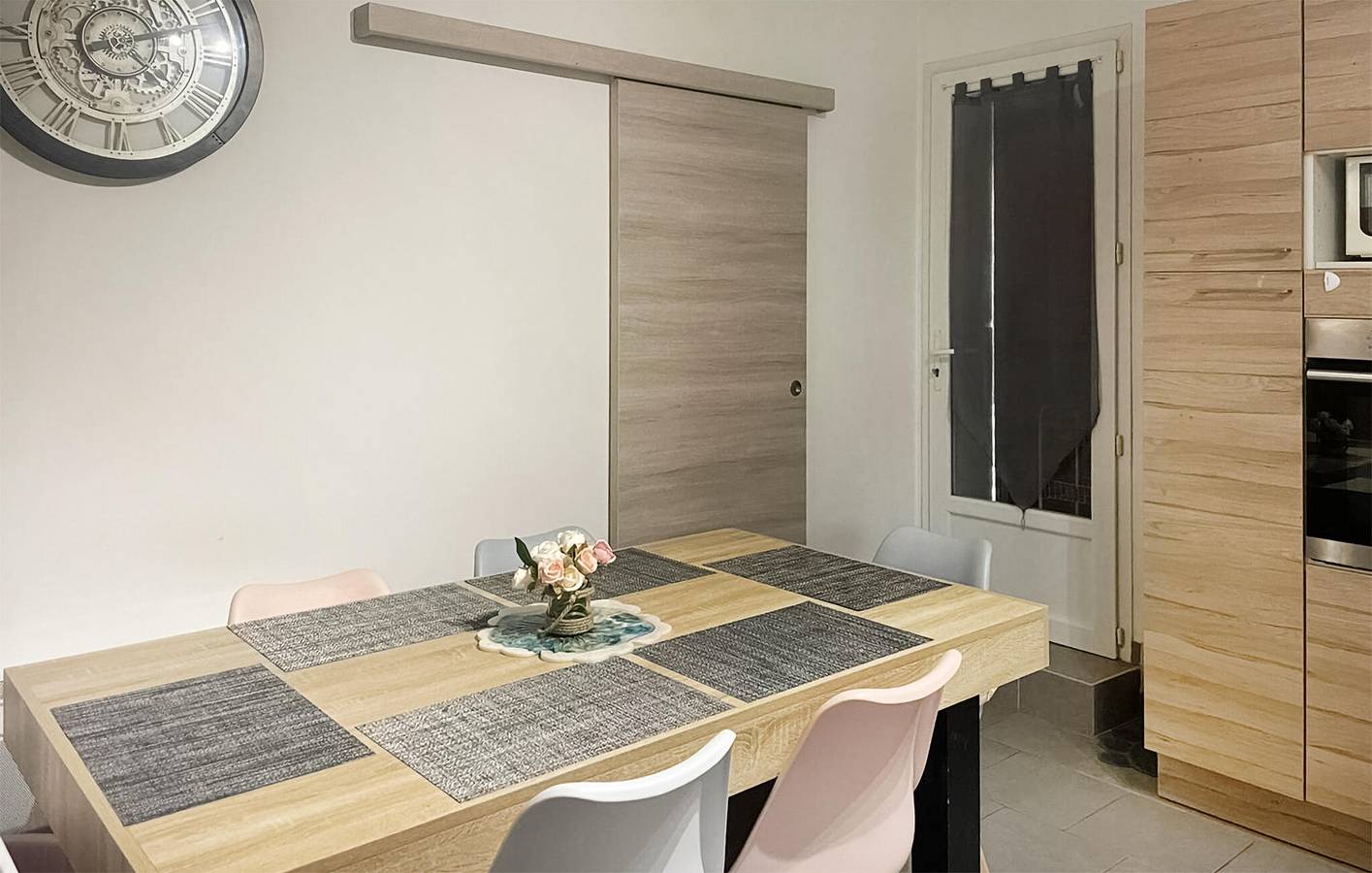 Appartement confortable à 700m du centre ville de La Roquebrussanne in La Roquebrussanne, Région de Brignoles