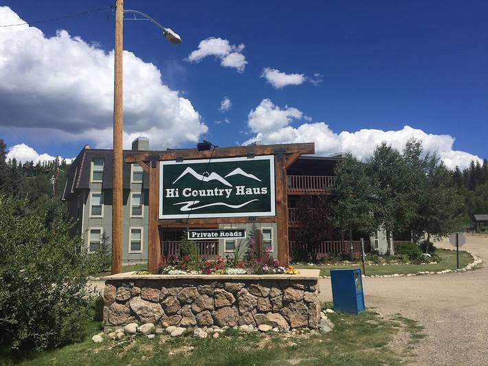 Vacation rental for 7 people, with hot tub and pool as well as yard, with pets in Fraser