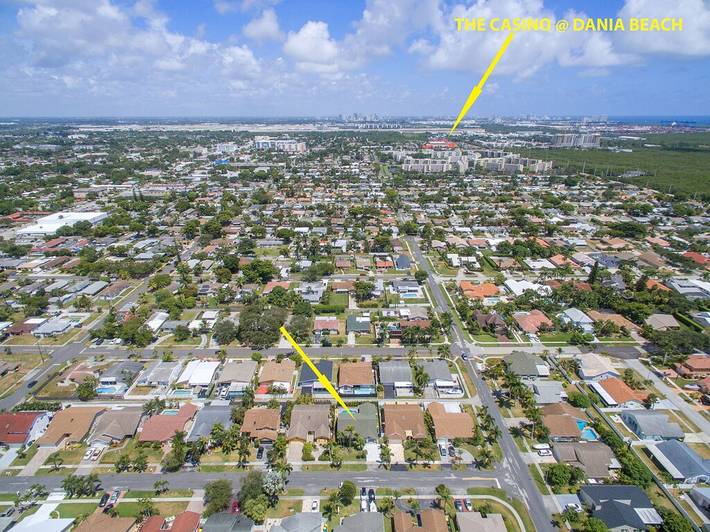 Vacation rental for 12 people, with yard in Dania Beach