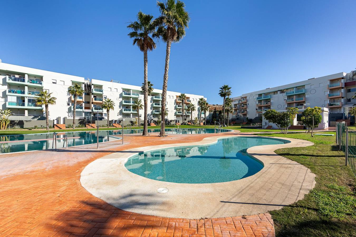 Apartamento entero, Apartamento 'Rincón De Almerimar Palm Beach Golf' con Piscina Comunitaria, Wi-Fi, Aire Acondicionado in Almerimar, El Ejido