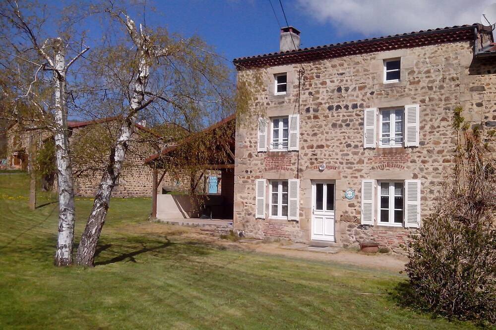 Gite Rural entierement rénové 6 personnes in Condat-lès-Montboissier, Parc Naturel Régional Livradois-Forez