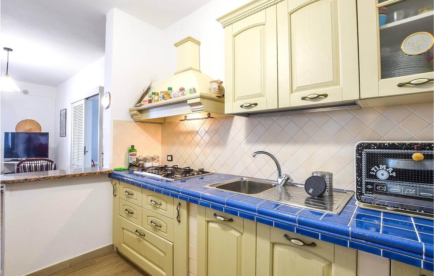 Seaside Apartment with Garage Parking & WiFi in Tegolaio, Pozzallo
