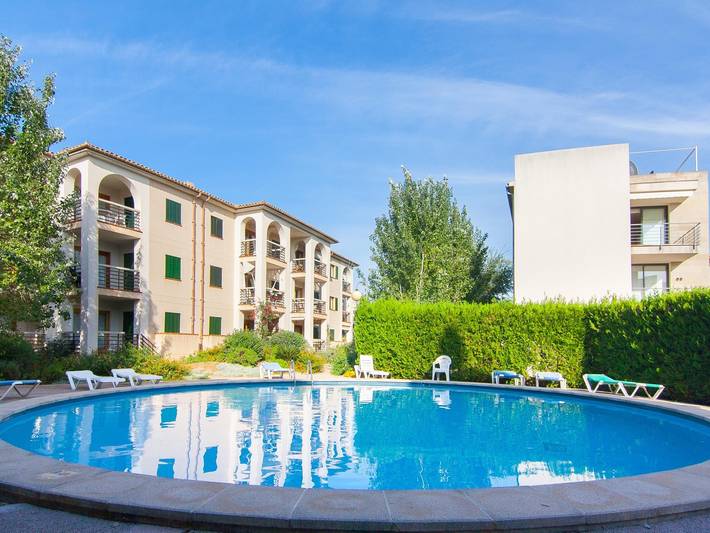 Holiday apartment for 2 people, with garden and pool, child-friendly in Port de Pollença
