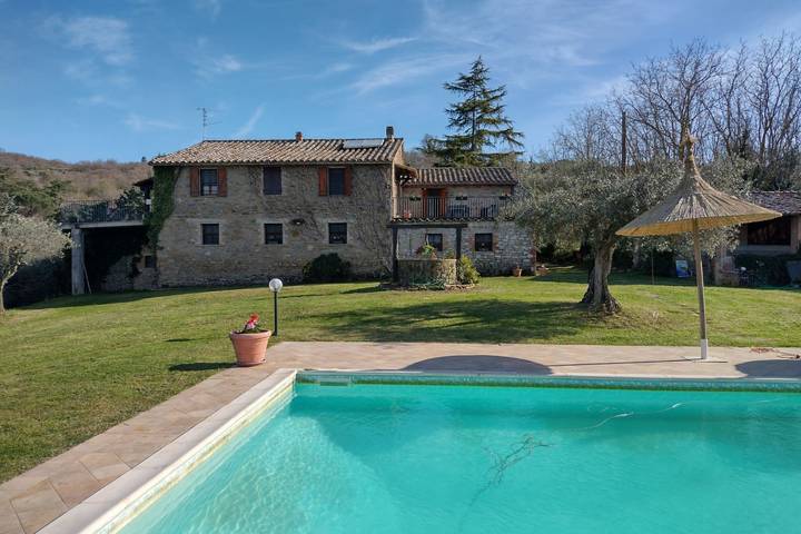 Villa für 8 Personen, mit Seeblick und Terrasse sowie Garten und Pool - 1