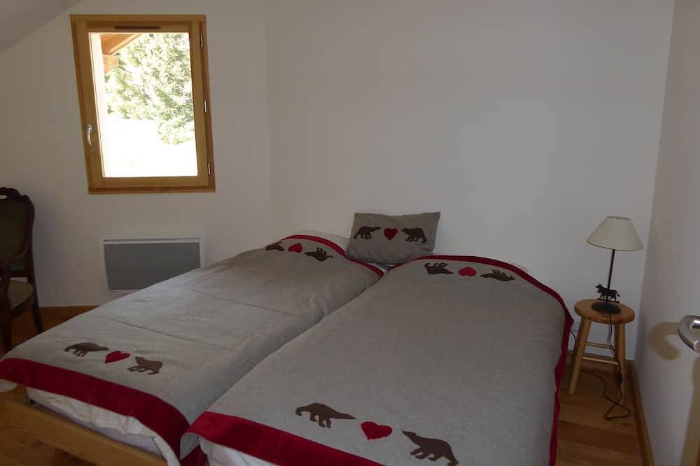 Chalet neuf  proche Briançon , très lumineux , donnant sur jardin in Puy-Saint-André, Serre Chevalier