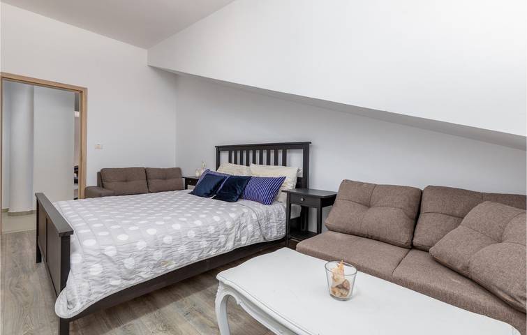 Ganze Ferienwohnung, Gemütlich, 2,5 km vom Strand entfernt: Modernes Apartment mit 2 Schlafzimmern, WLAN und Klimaanlage in Pula-Medulin, Pula