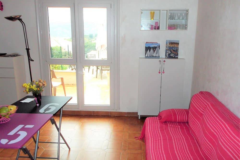 Entire apartment, Studio with large terrace and beautiful view (fort and sea) in Saint-Florent, Calvi region