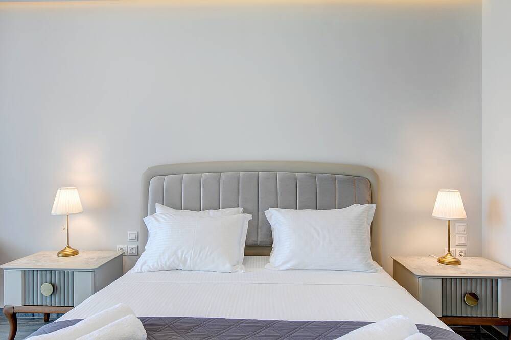 Epavli Alexandros: Luxurious Beachfront Villa in Vourvourou. in Vourvourou, Sithonia Halbinsel
