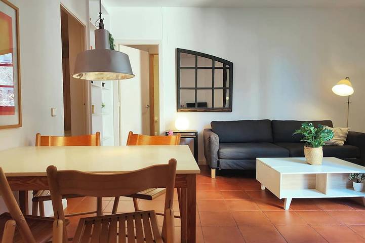 Entire apartment, Bright 2Br Apt in Pl. Catalunya - Rambla D in Barcelona Centre, Barcelona