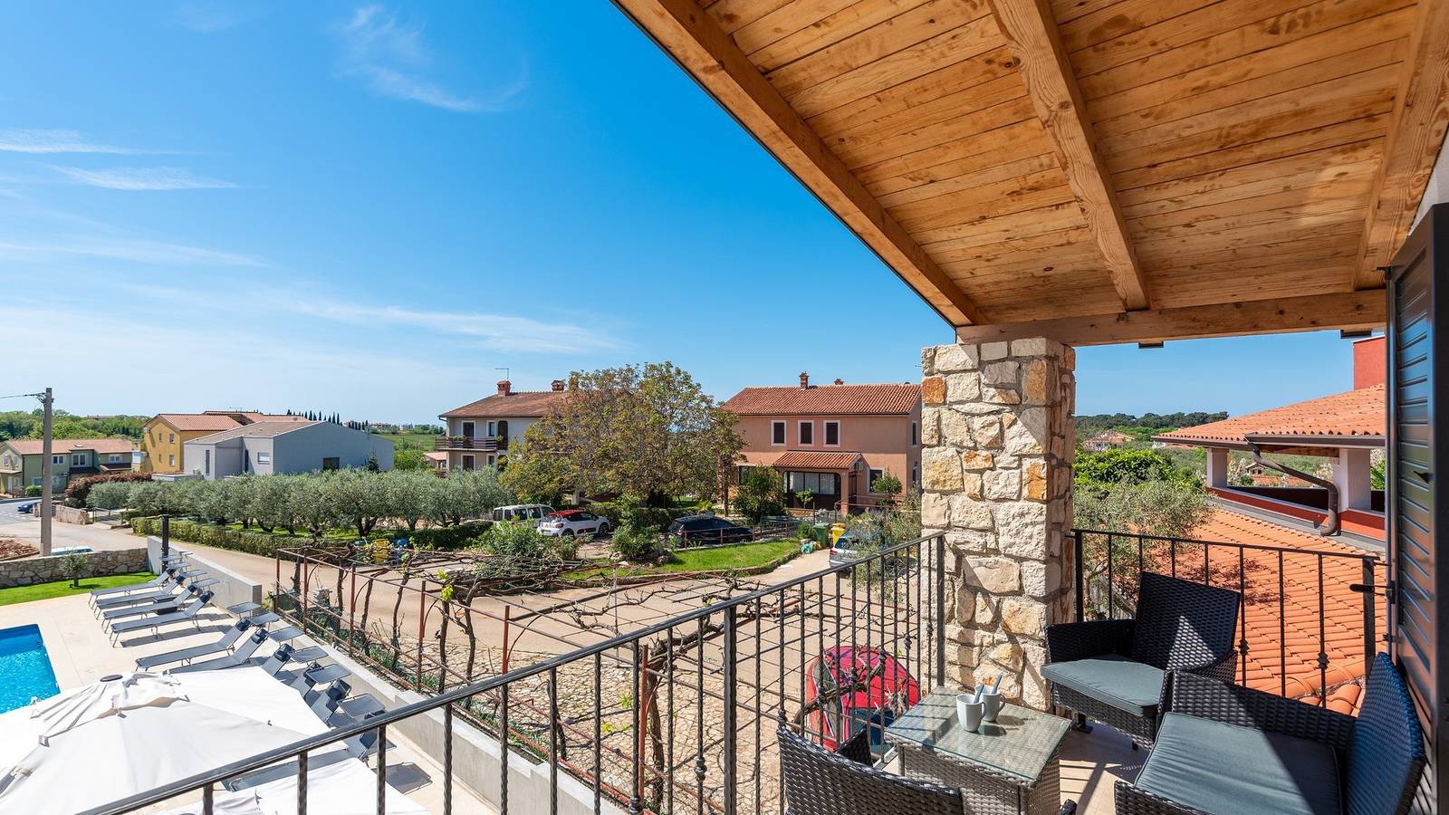 Ganze Wohnung, Apartment mit Balkon und Poolblick

 in Novigrad, Dajla