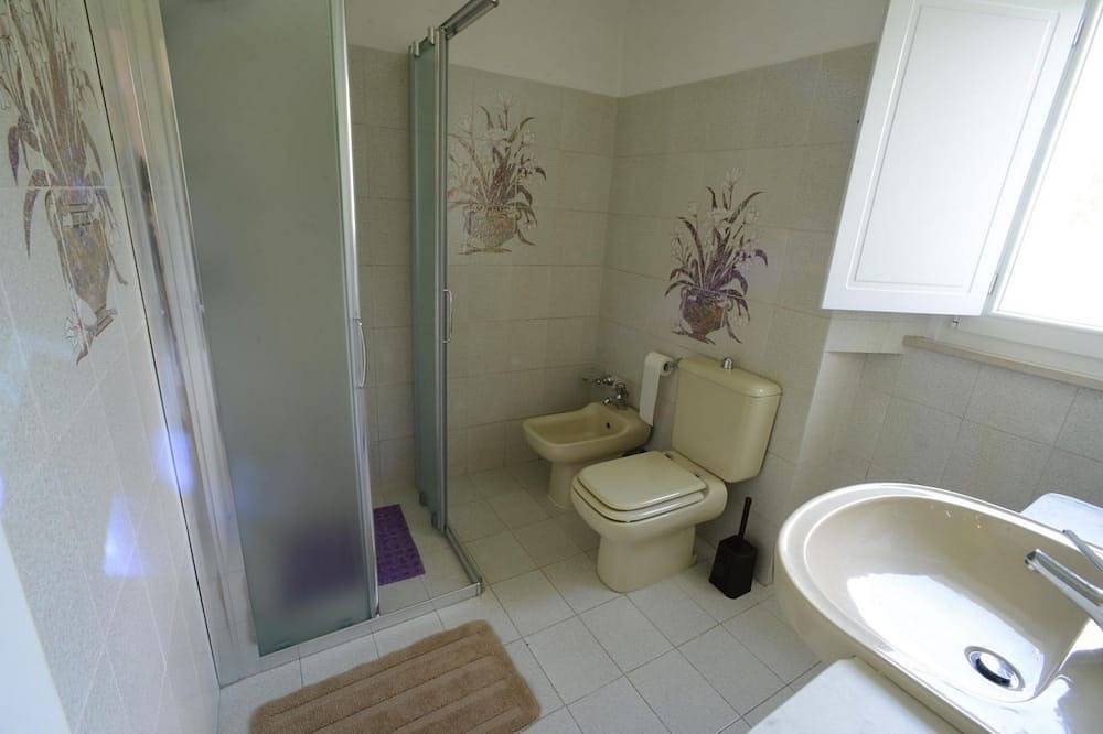 Wonderful 2 bedroom house, private pool, stunning mountain views, Wifi! in Villa Collemandina, Garfagnana