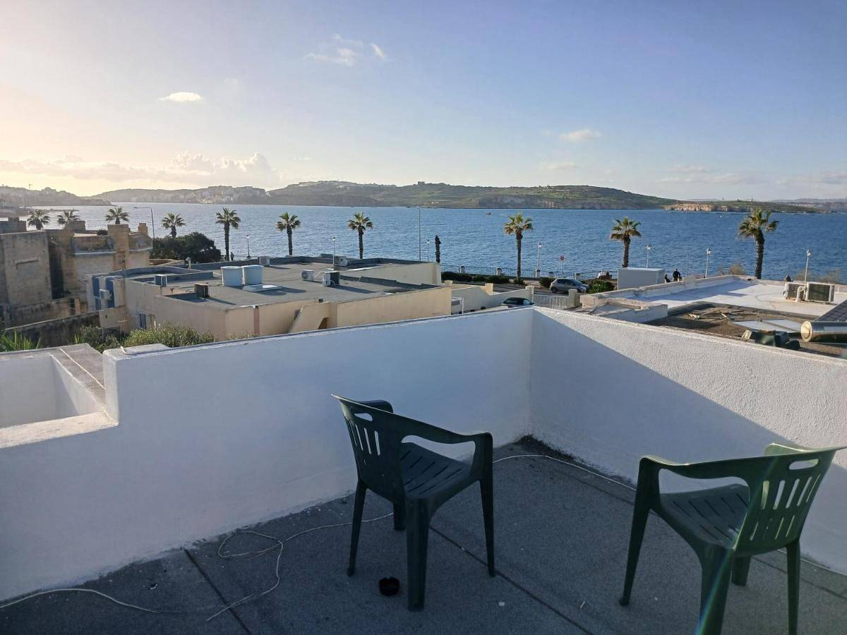 Villa 'Sylvia' with Spectacular Seaview - 2 Bedroom in Qawra, Bahía de San Pablo