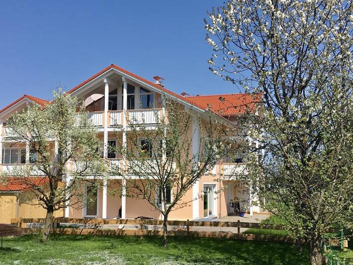 Ferienwohnung für 4 Personen, mit Balkon/Terrasse und Balkon sowie Sauna und Whirlpool in Übersee