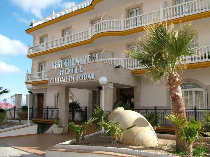 Hôtel pour 3 personnes, avec piscine ainsi que vue et jardin - 1