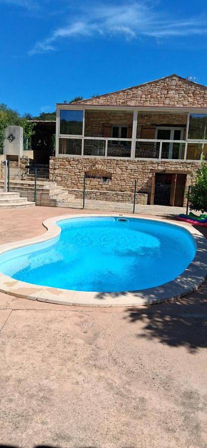Location de vacances pour 6 personnes, avec Terrasse et Jardin ainsi que Piscine et Vue à Laval-Saint-Roman