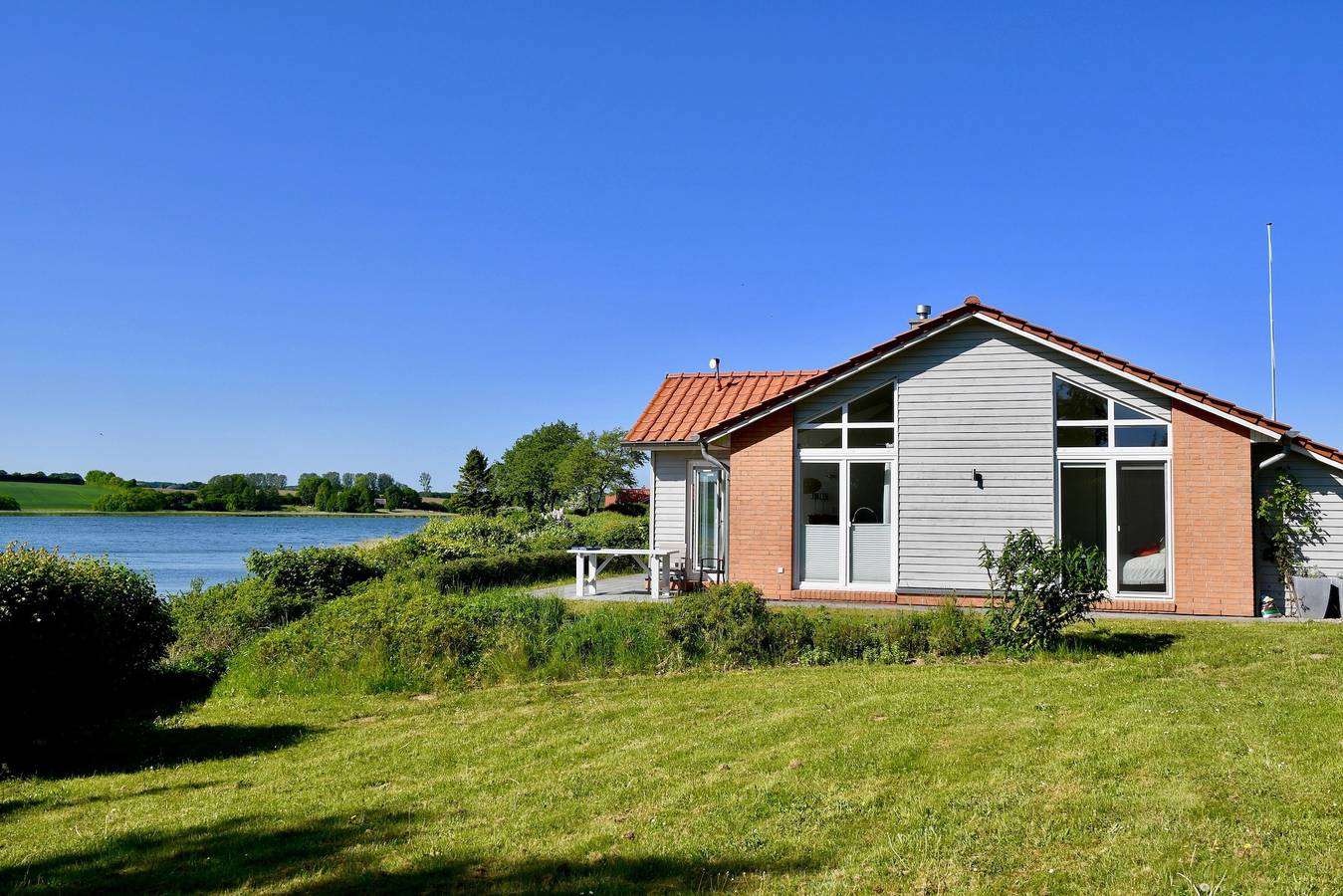 Ferienhaus 'Schwanenuferhaus' mit Meerblick, privater Terrasse und Wlan in Kosel, Rendsburg-Eckernförde