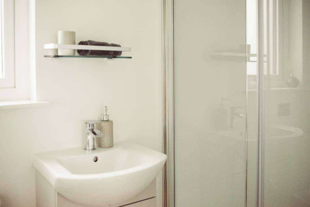 Luxury self-catering cabin - panoramic mountain views, short walk from the beach in Brogaig, Highlands