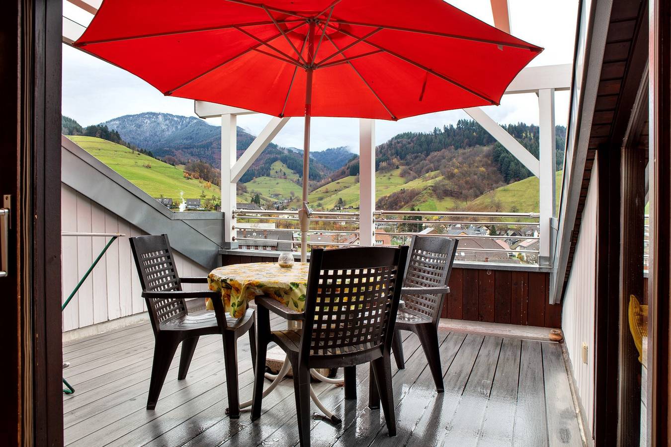 Ganze Wohnung, Haus Palais mit überdachtem Balkon und Bergblick sowie Wlan in Untermünstertal, Münstertal