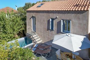 Villa pour 2 personnes, avec terrasse ainsi que vue et piscine à Ithaque