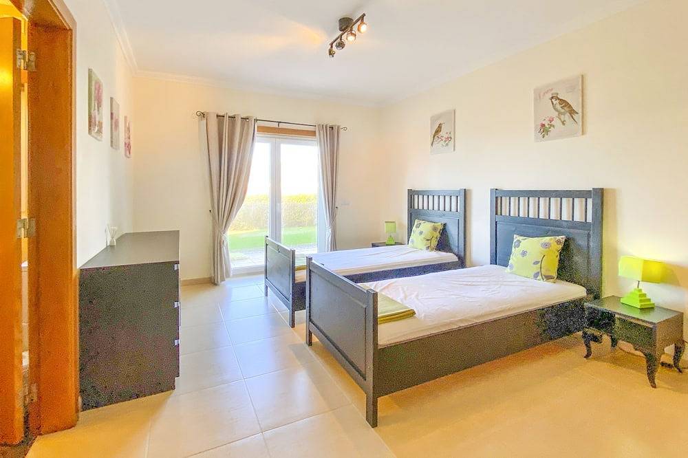 Beautiful villa with ocean & lagoon views,  walk to the beach! in Vau, Leiria District