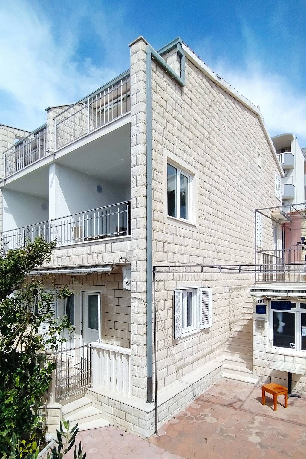 Ganze Wohnung, 2-Zimmer-Ferienwohnung mit Terrasse und Meerblick Duce (Omis) A-2737-c in Dugi Rat, Split-Dalmatien
