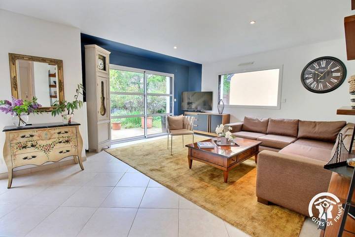 Gîte pour 6 personnes, avec Terrasse et Jardin à Theix