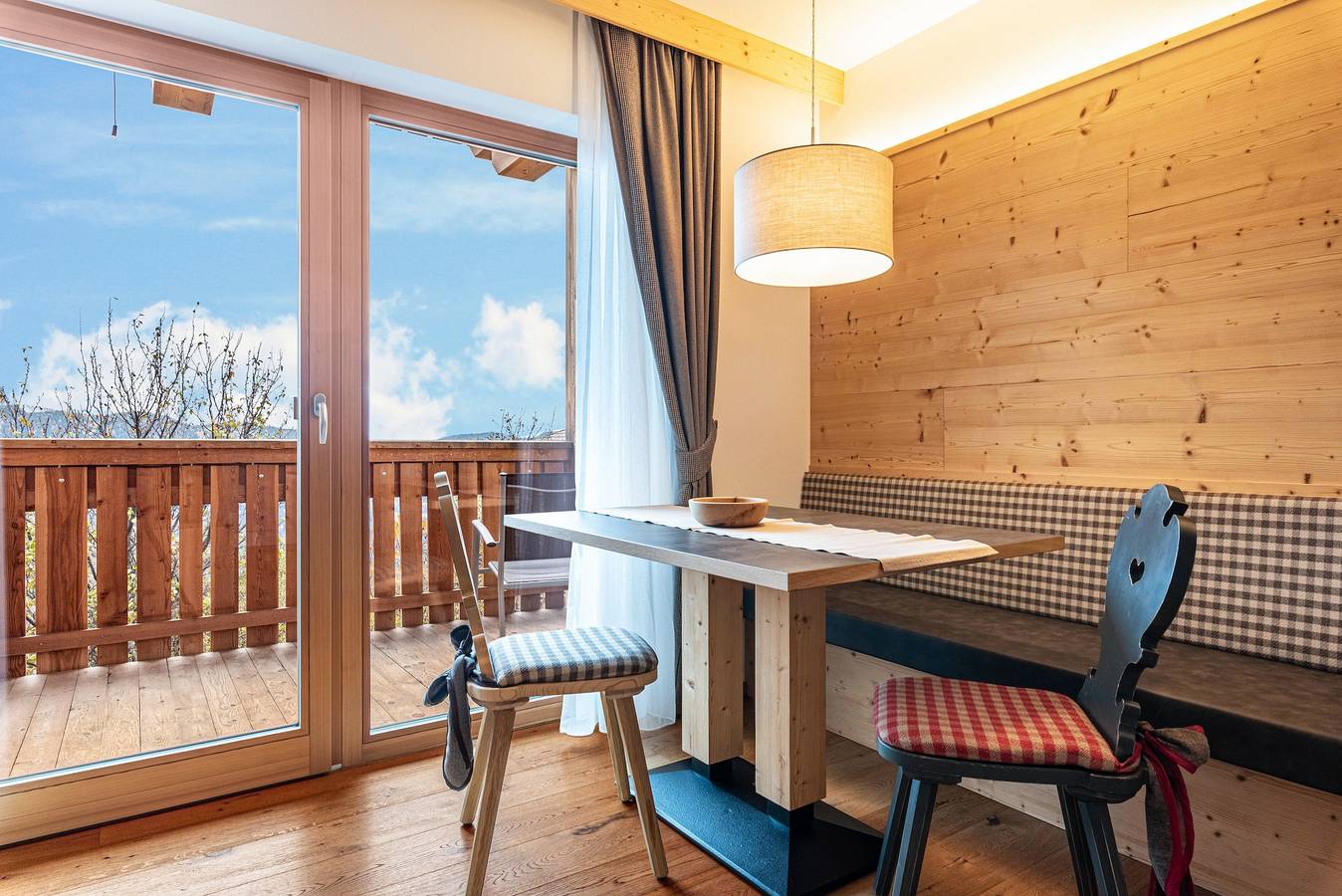 Geheel appartement, Appartement 'Hatzes App Schlern' met uitzicht op de bergen, balkon & Wi-Fi in Tschöfas, Lajen