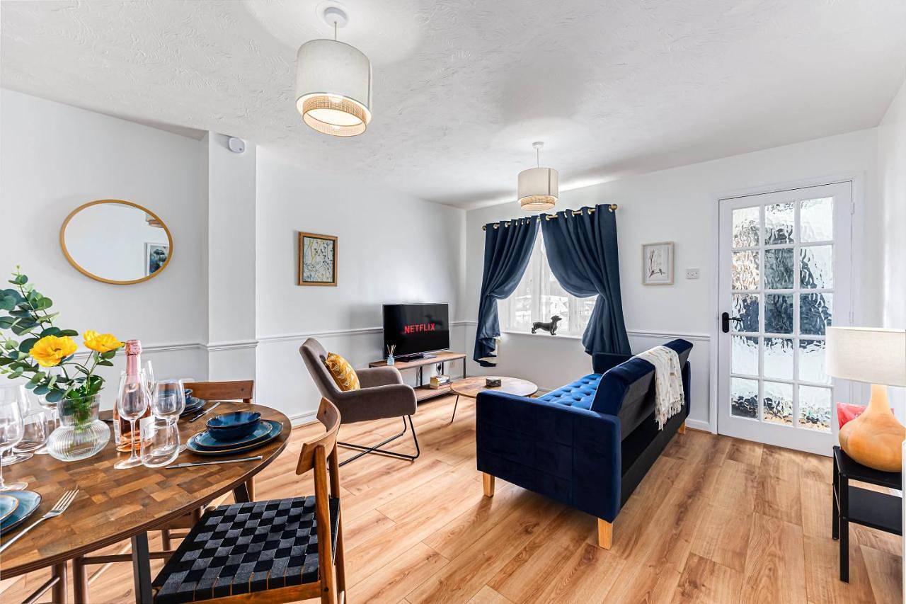 Entire apartment, Spacious Bedford House Sleeps 5 Superfast Wifi Free Parking in Bedford