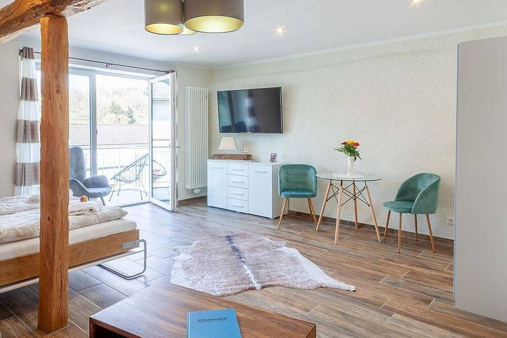 Ganze Wohnung, Heuboden mit Balkon u.Maarblick für 1-2 Pers. - Hof Krebs, Ferienwohnungen in Schalkenmehren, Vulkaneifel