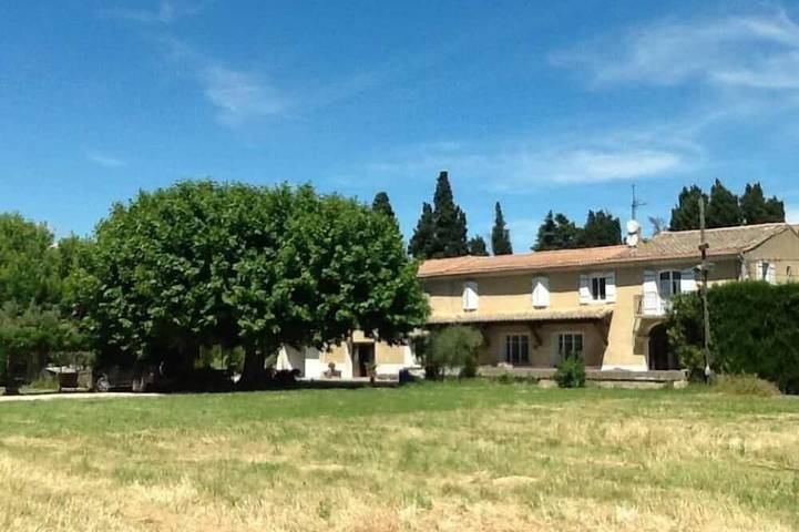 Location de vacances pour 4 personnes, avec Balcon ainsi que Jardin et Piscine à Châteaurenard