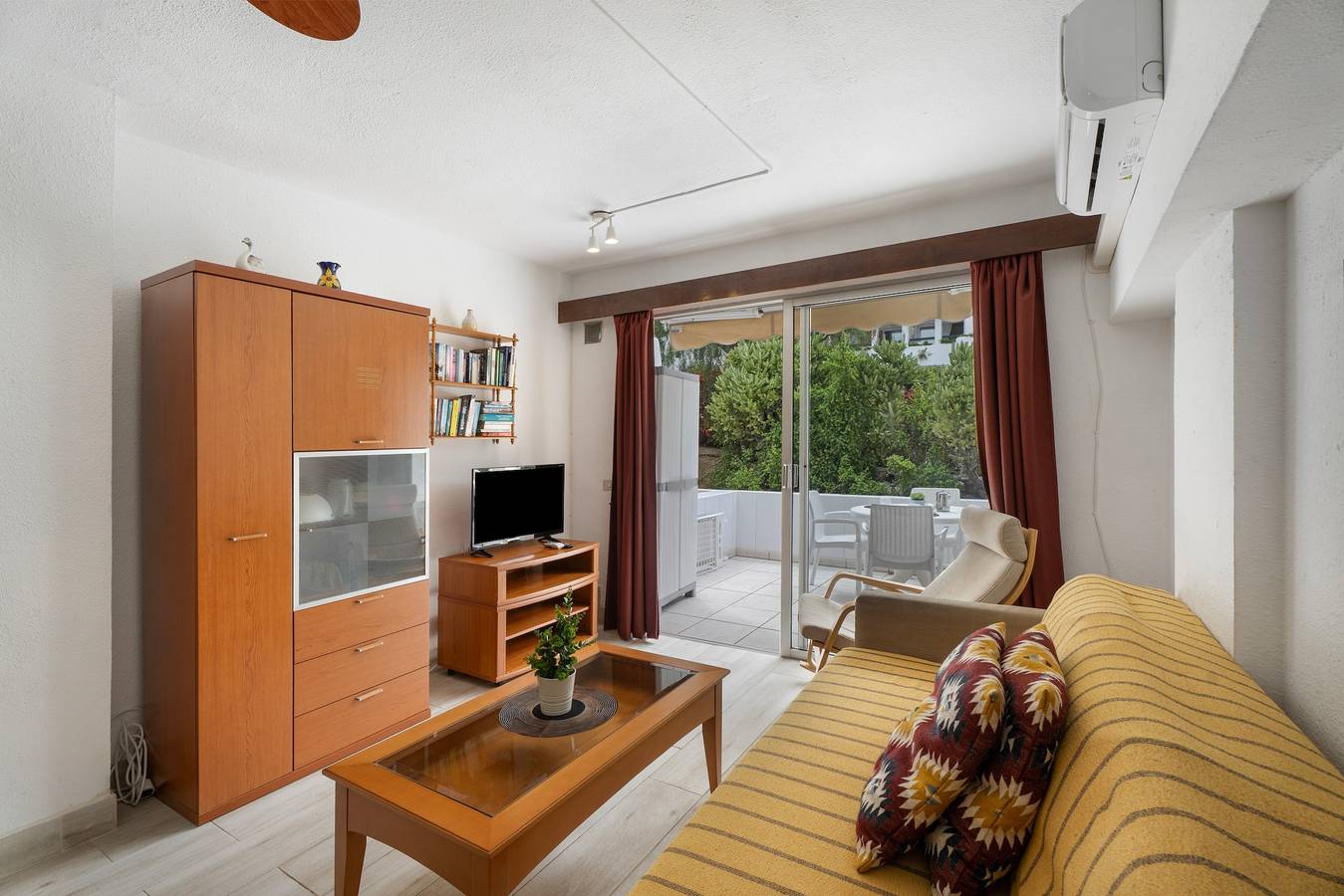 Casa de Férias 'Lovely One Bedroom' com Piscina Partilhada, Terraço Privado e Wi-Fi in Playa Puerto Colón, Adeje