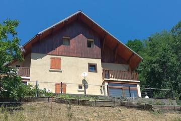 Gîte pour 4 personnes, avec jardin à Allemond