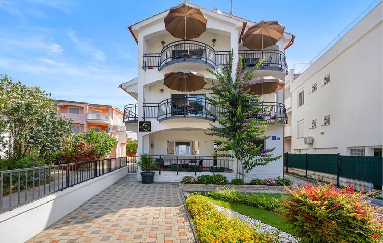 Ferienwohnung für 4 Personen, mit Terrasse in Pirovac