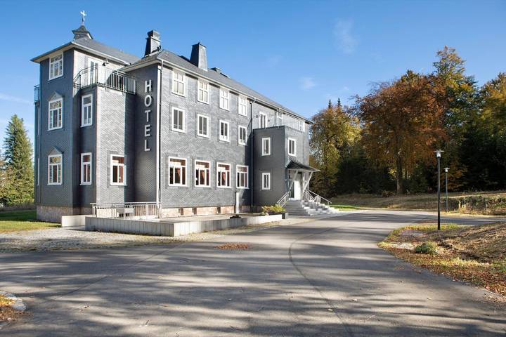 Appartement entier, Appartement '20' avec vue sur les montagnes, terrasse partagée et Wi-Fi in Masserberg, Rennsteig