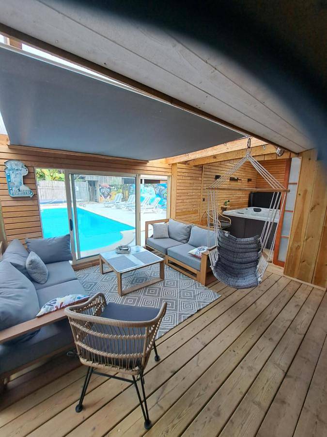 Chambre d’hôte pour 3 personnes, avec Jacuzzi et Terrasse ainsi que Jardin et Piscine